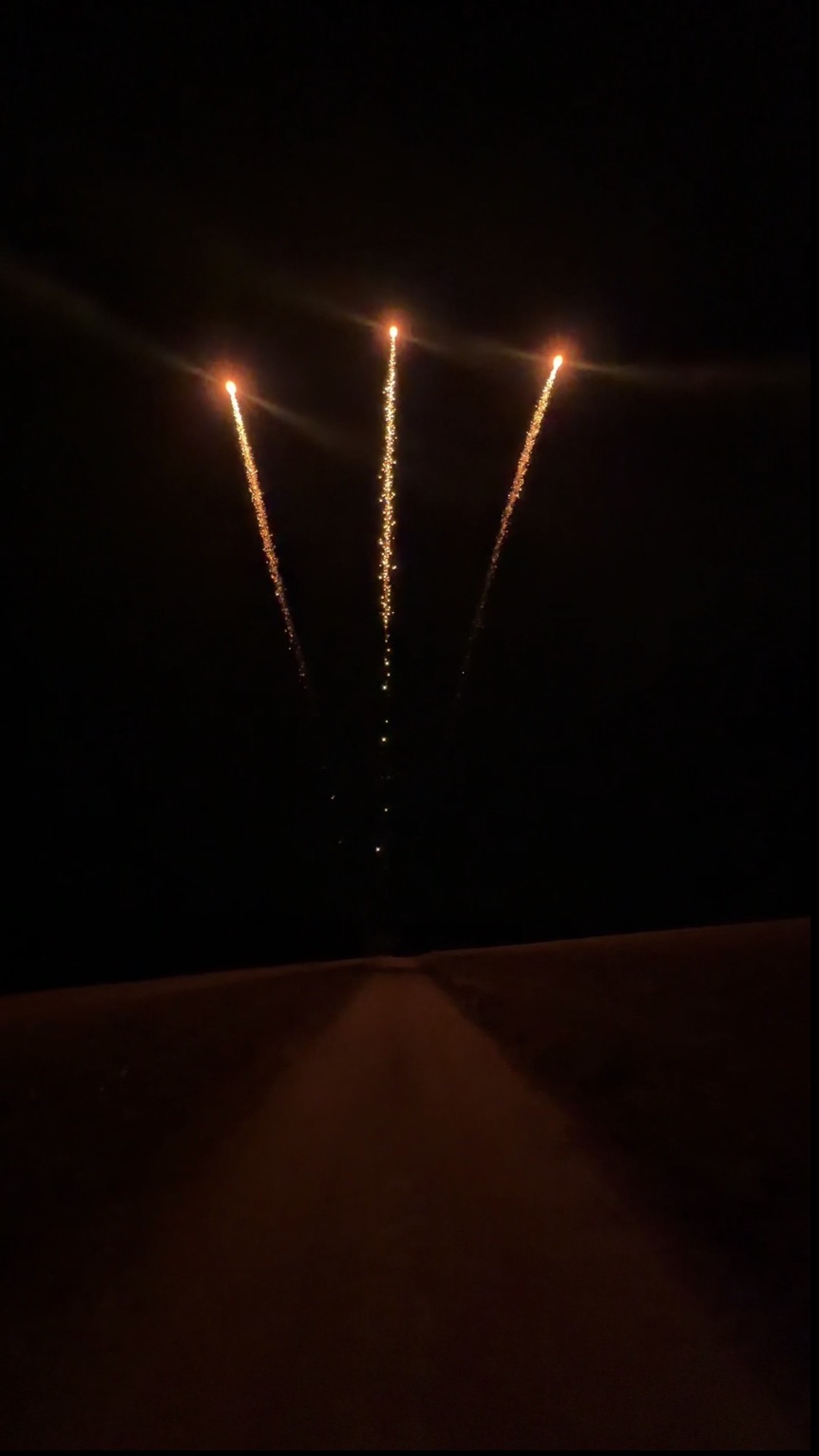 Fogos de artifício em disparo durante a noite